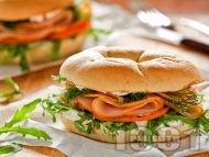 Бейгъл сандвич с шунка, кашкавал и рукола